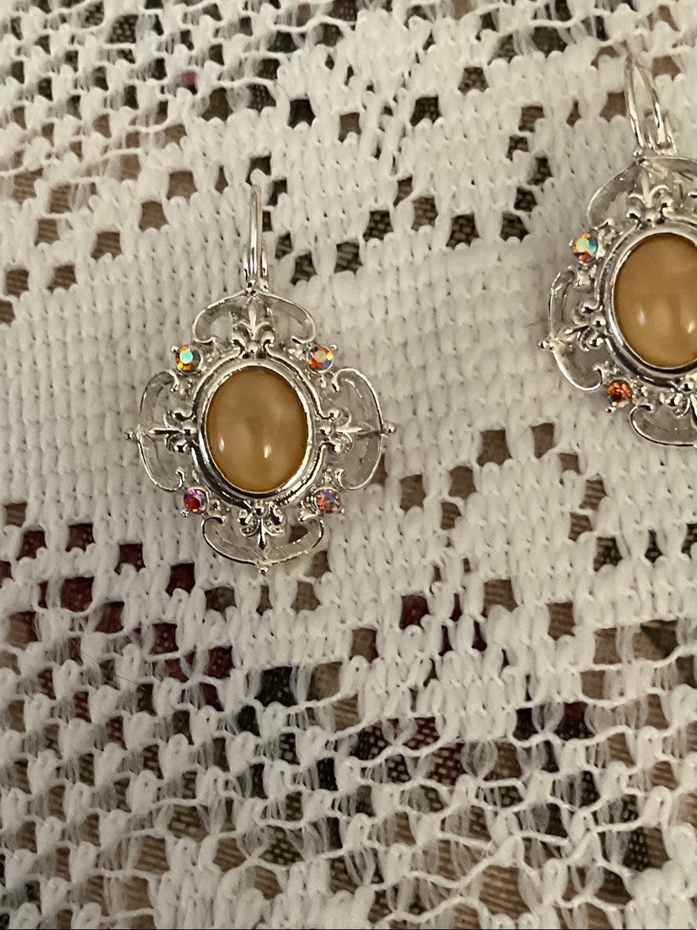 SILVER TONE FASHION EARRINGS, CREAM CENTER OPAL AND MULTICOLOR CRYSTALS